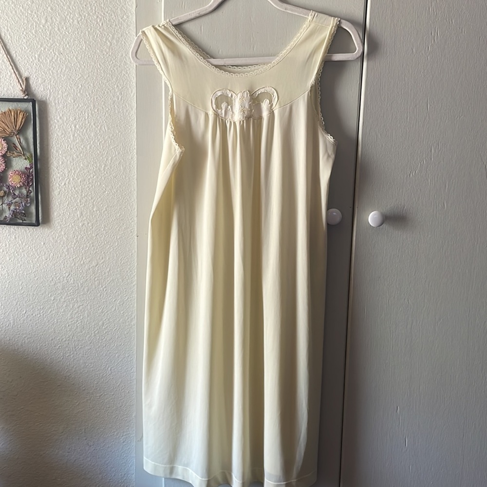 Vintage yellow lace sleeveless nightgown slip